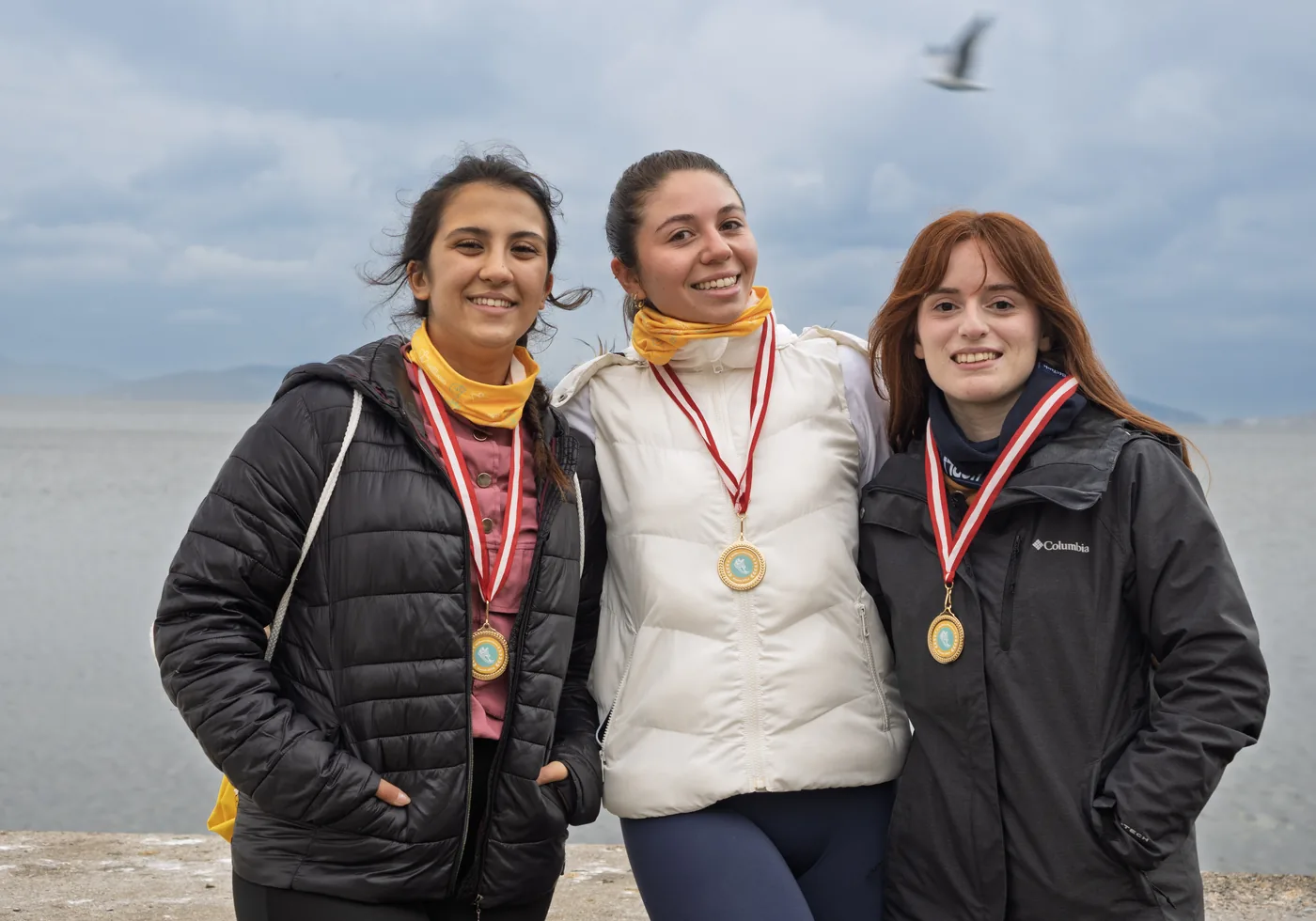 Maratondan sonra madalyalarıyla iş arkadaşları